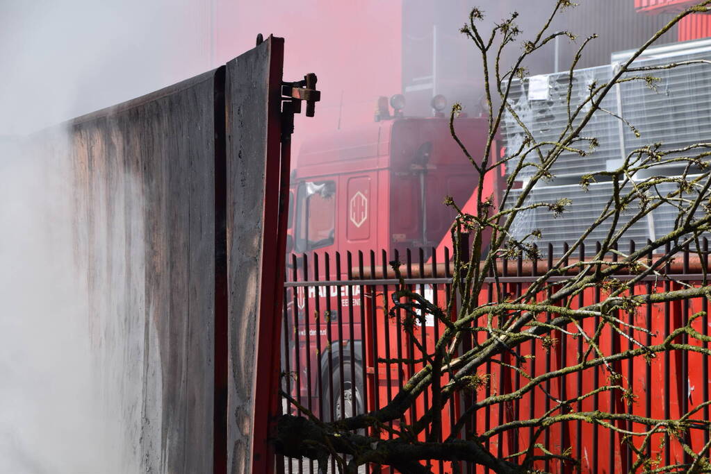 Hevige brand in grote afvalcontainer