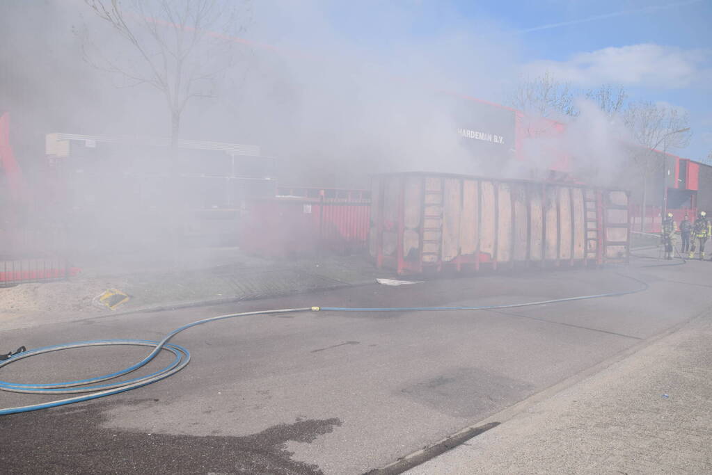 Hevige brand in grote afvalcontainer