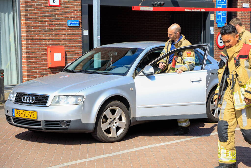 Kortsluiting in geparkeerde auto in parkeergarage