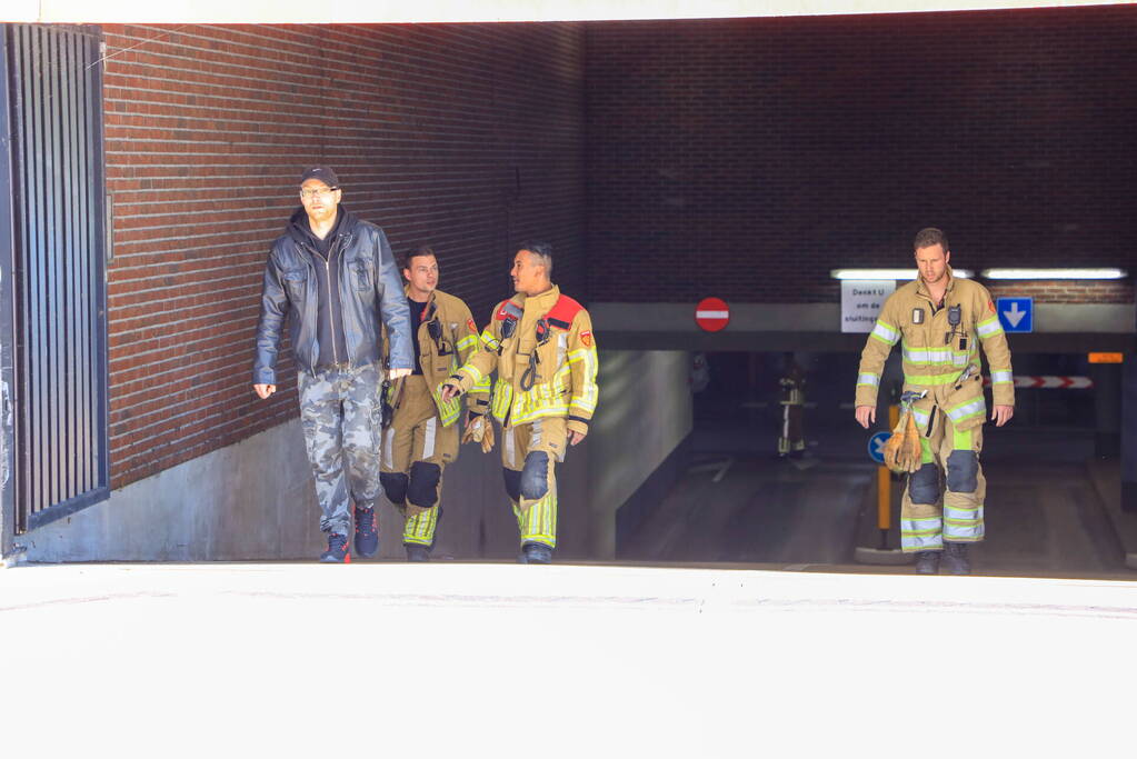 Kortsluiting in geparkeerde auto in parkeergarage