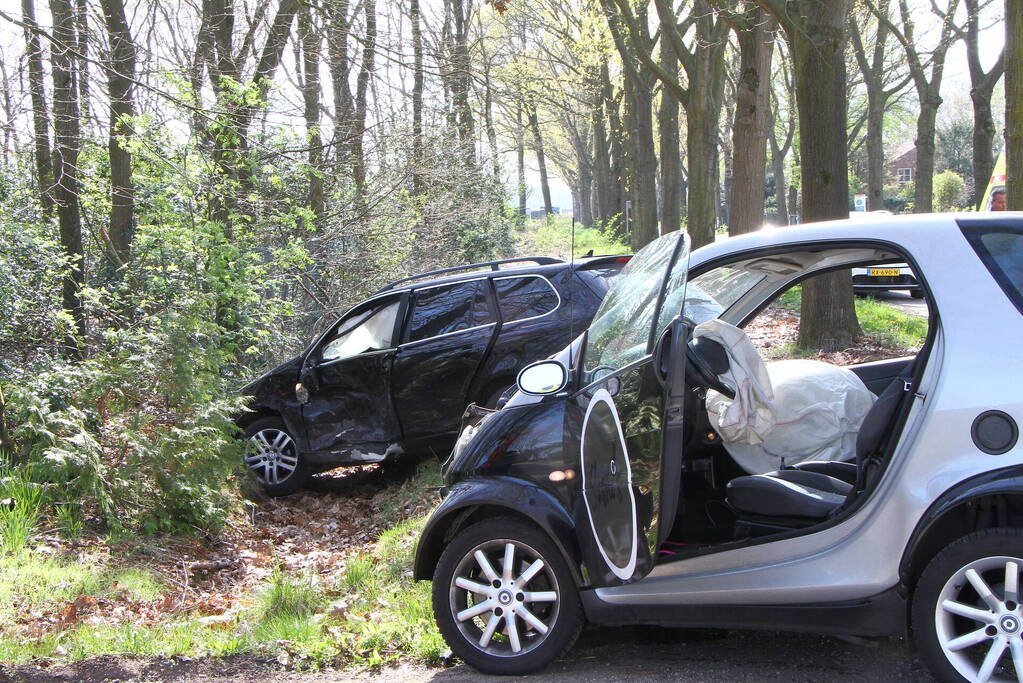 Auto belandt in greppel na ongeval