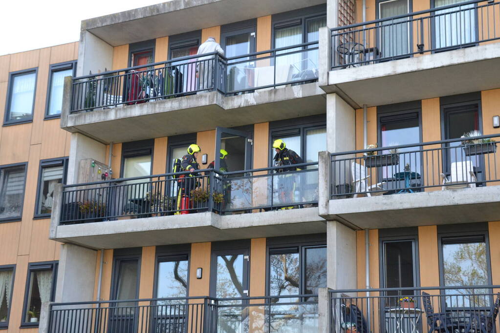 Bloempot in brand op balkon
