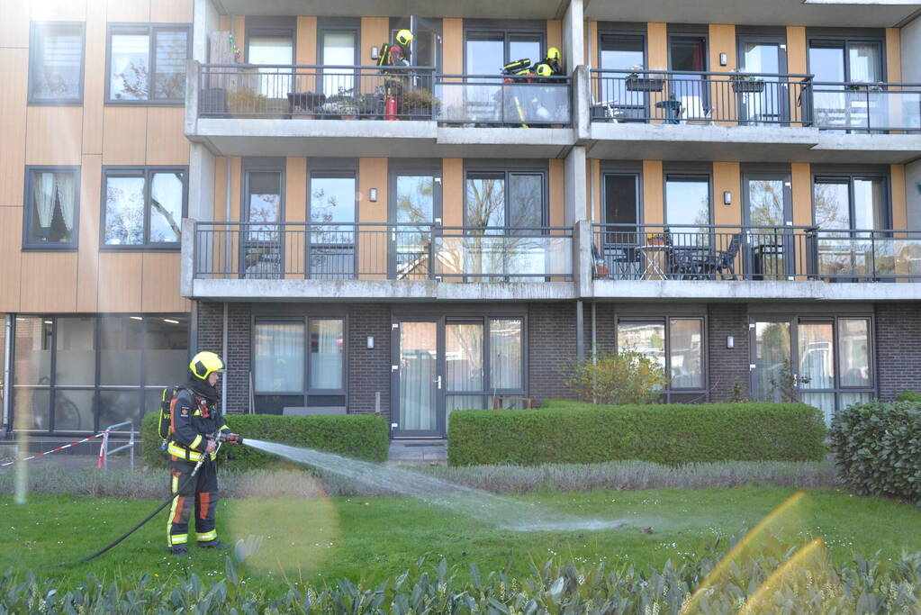 Bloempot in brand op balkon