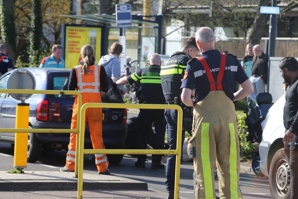 Persoon op scootmobiel gewond bij botsing met auto
