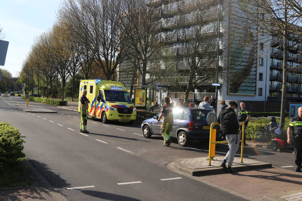 Persoon op scootmobiel gewond bij botsing met auto