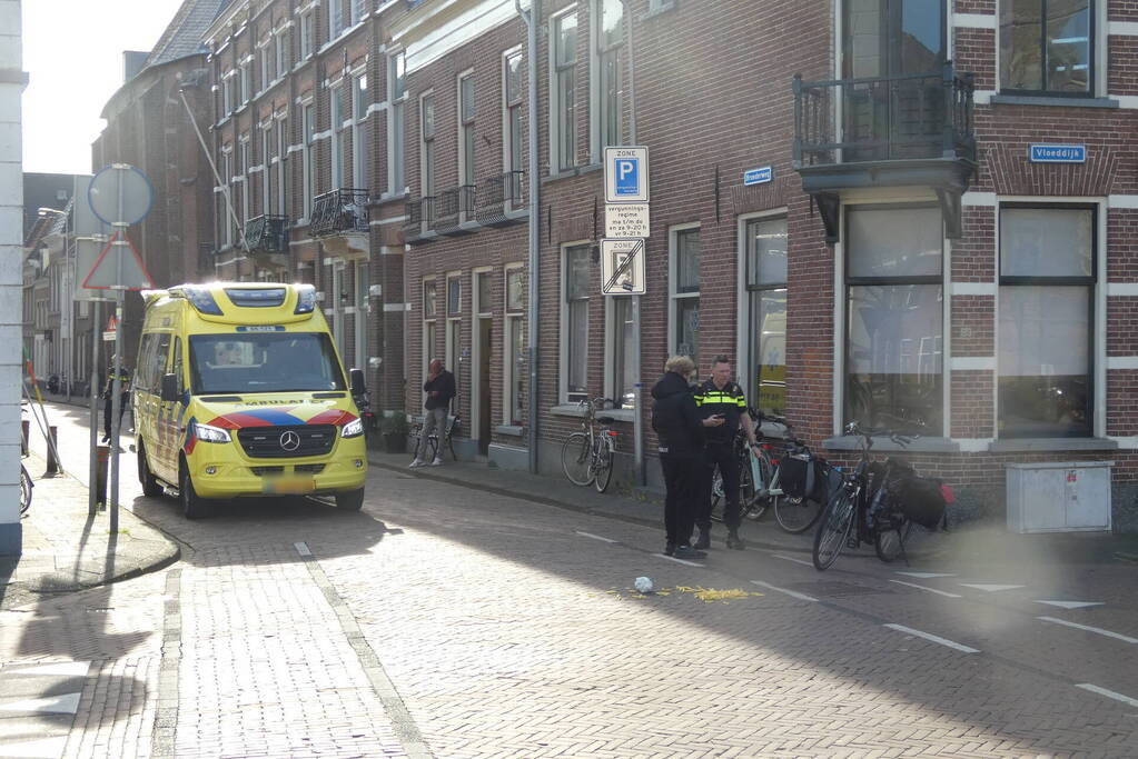 Twee fietsers op elektrische fietsen met elkaar in botsing