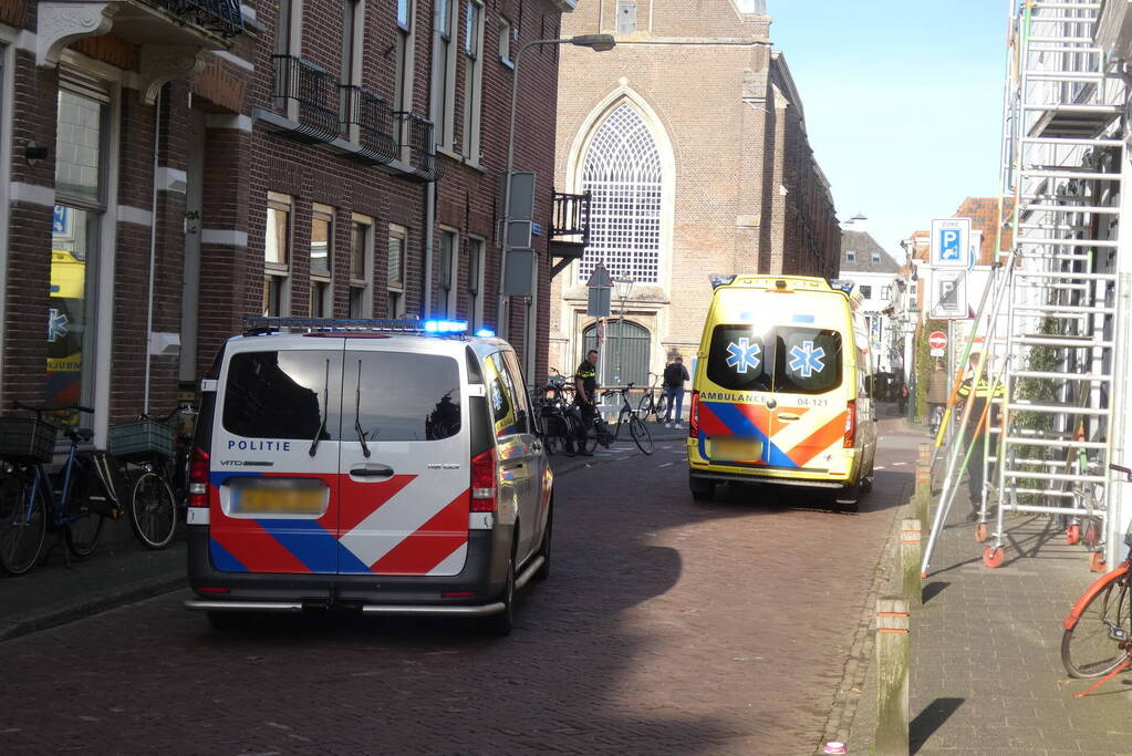 Twee fietsers op elektrische fietsen met elkaar in botsing