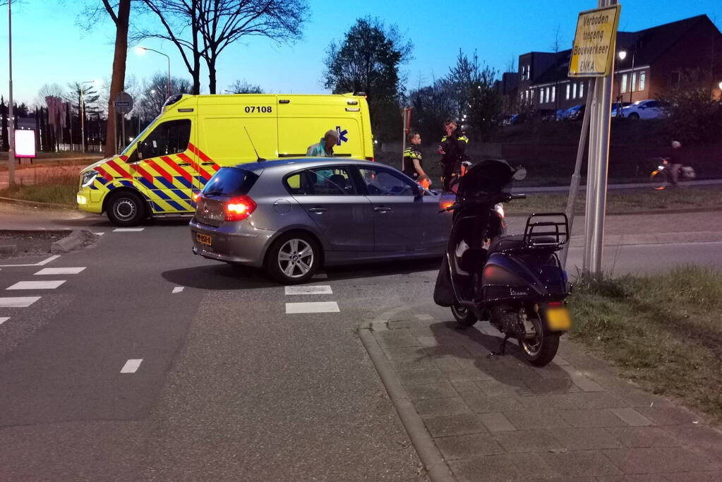 Brommerrijder gewond bij botsing met auto