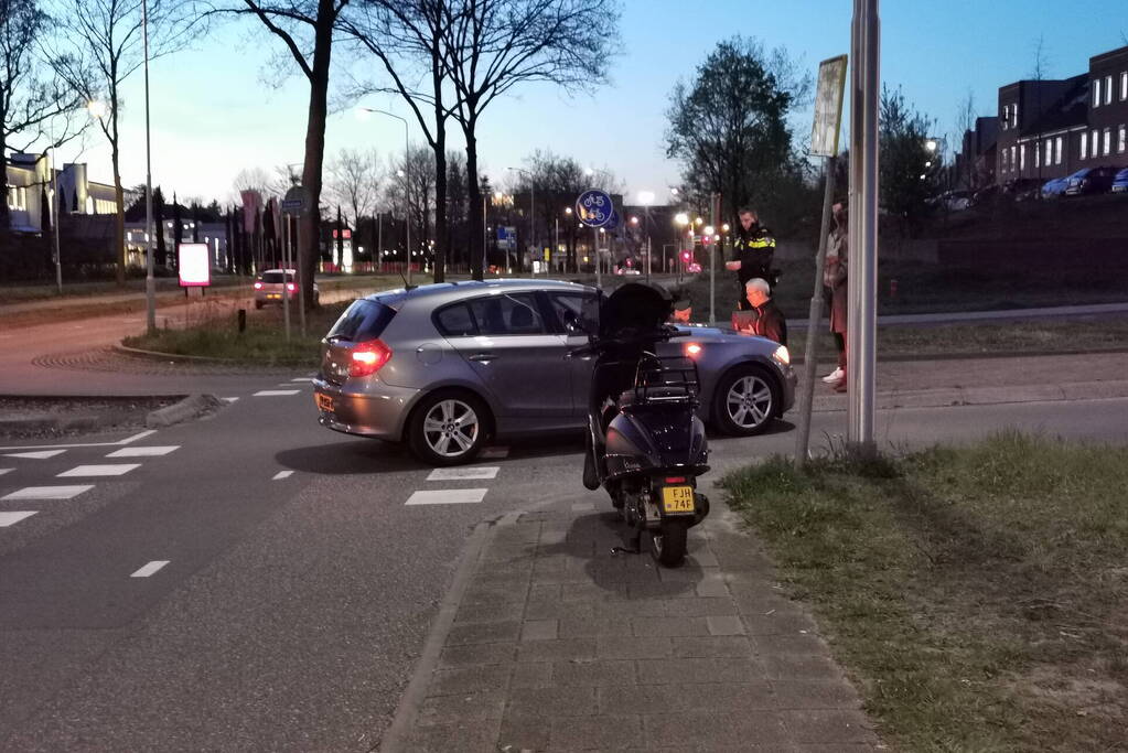 Brommerrijder gewond bij botsing met auto