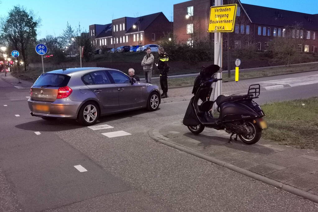 Brommerrijder gewond bij botsing met auto