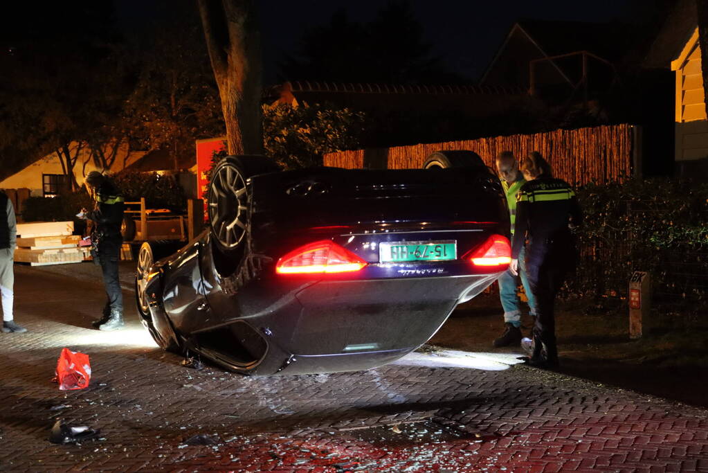 Maserati GranTurismo belandt op de kop in woonwijk