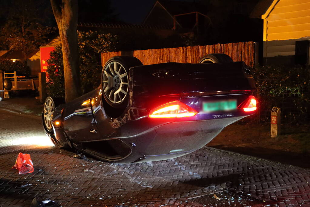 Maserati GranTurismo belandt op de kop in woonwijk
