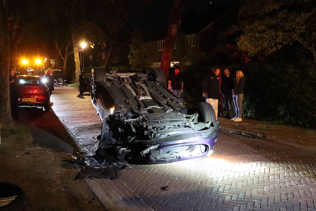 Maserati GranTurismo belandt op de kop in woonwijk
