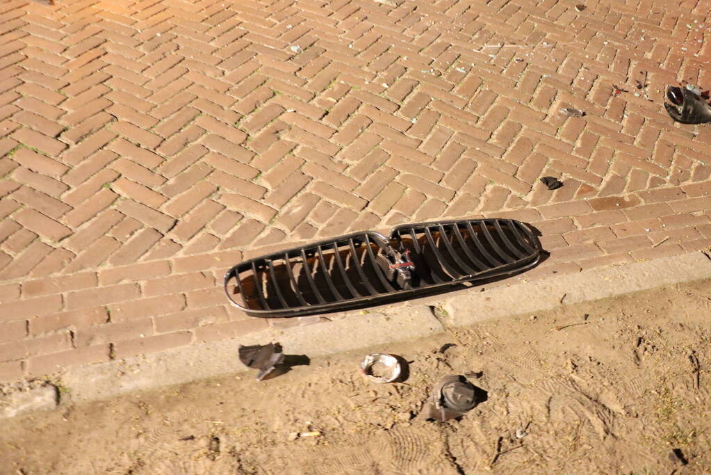 Maserati GranTurismo belandt op de kop in woonwijk