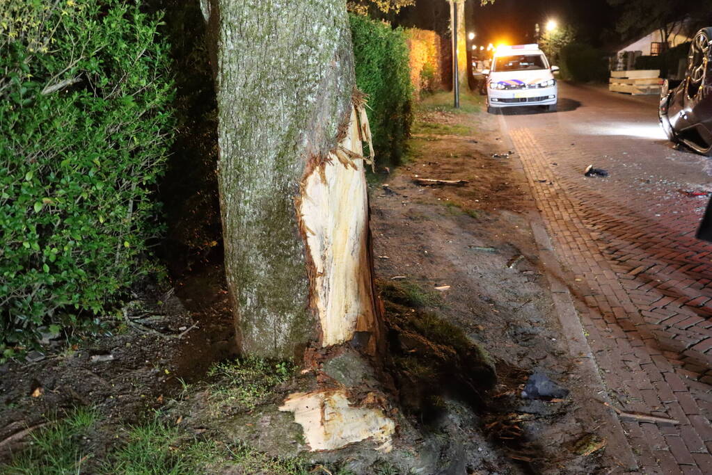 Maserati GranTurismo belandt op de kop in woonwijk