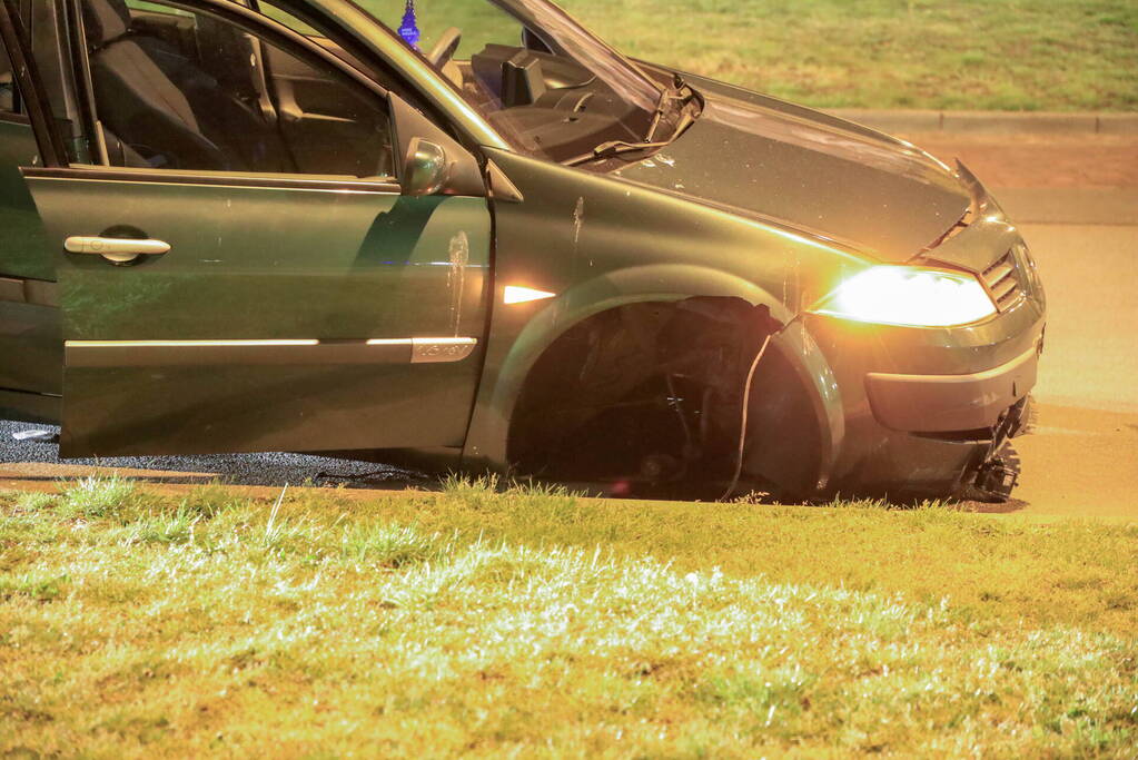 Automobilist verliest macht over het stuur op rotonde