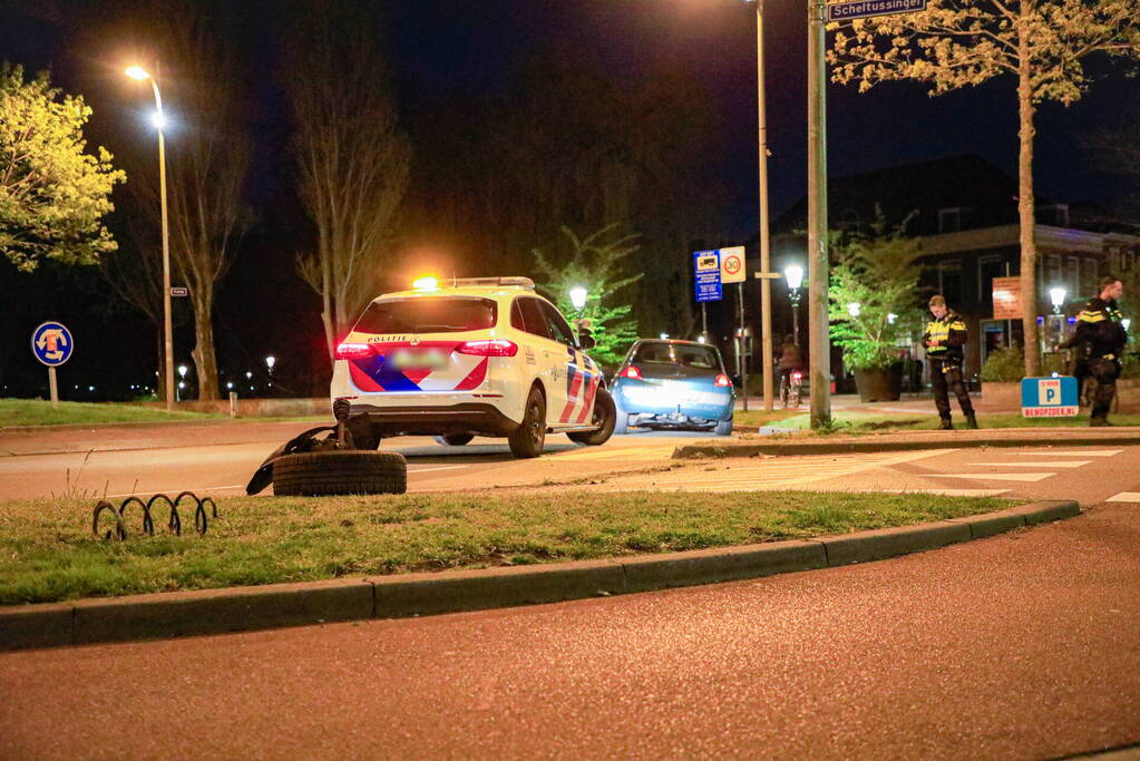 Automobilist verliest macht over het stuur op rotonde