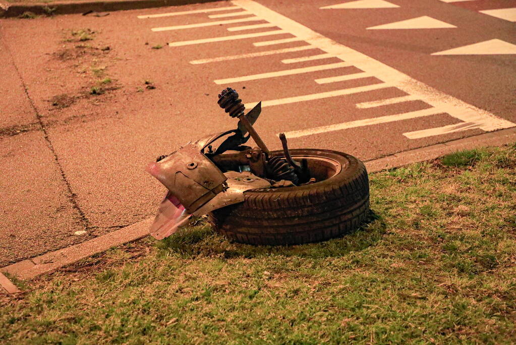 Automobilist verliest macht over het stuur op rotonde