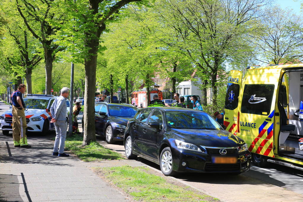 Taxichauffeur botst tegen geparkeerd auto