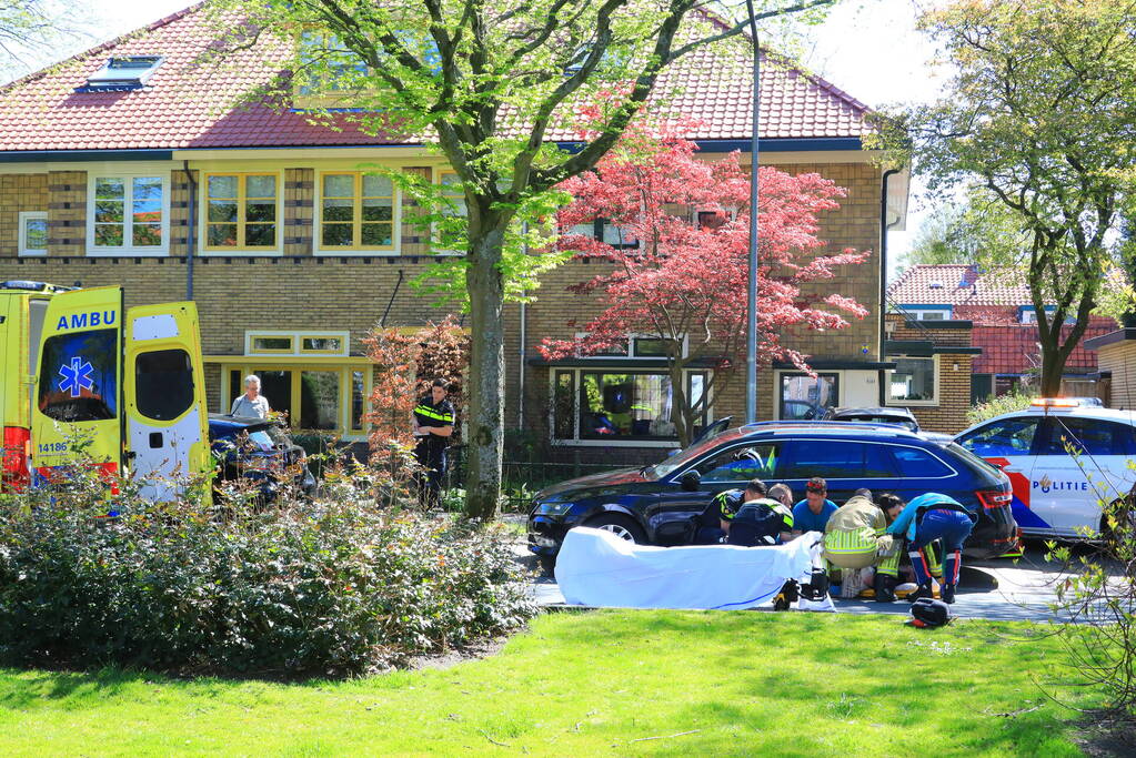 Taxichauffeur botst tegen geparkeerd auto