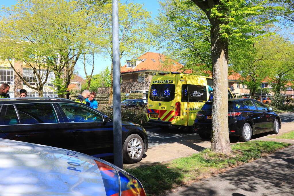 Taxichauffeur botst tegen geparkeerd auto