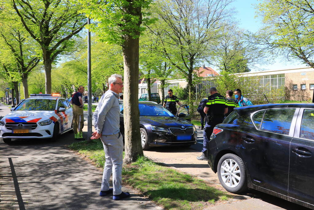 Taxichauffeur botst tegen geparkeerd auto