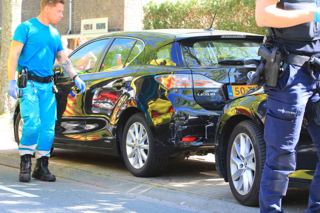 Taxichauffeur botst tegen geparkeerd auto