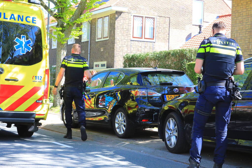 Taxichauffeur botst tegen geparkeerd auto