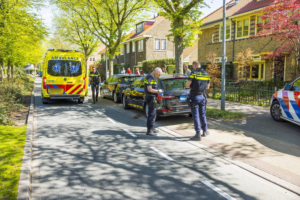 Taxichauffeur botst tegen geparkeerd auto