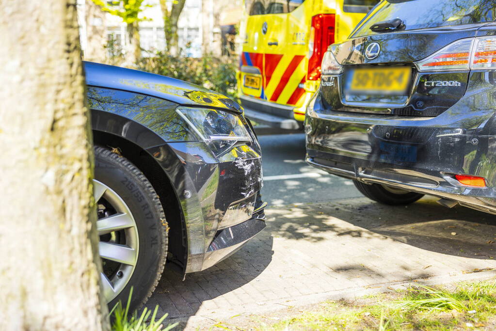 Taxichauffeur botst tegen geparkeerd auto