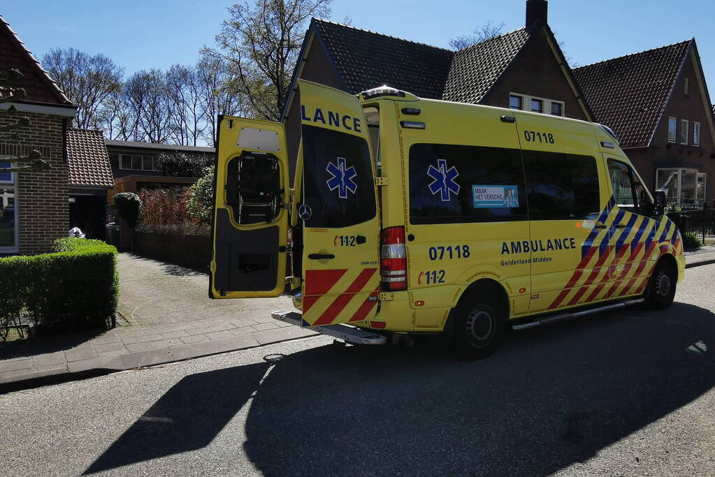 Persoon gewond na val van hoogte