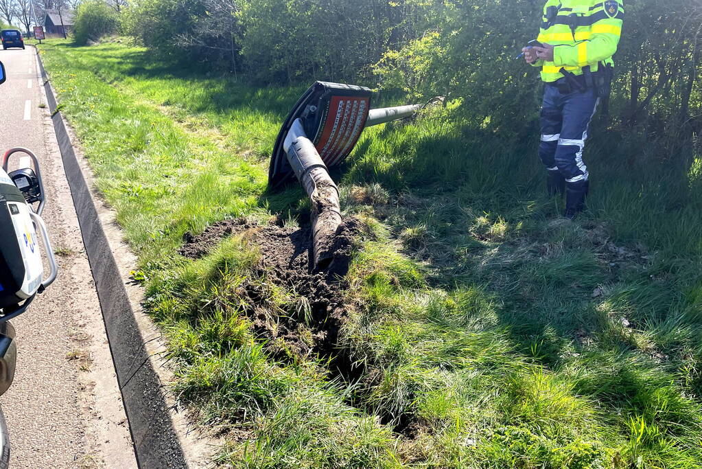 Politie doet onderzoek naar omgereden lantaarnpaal