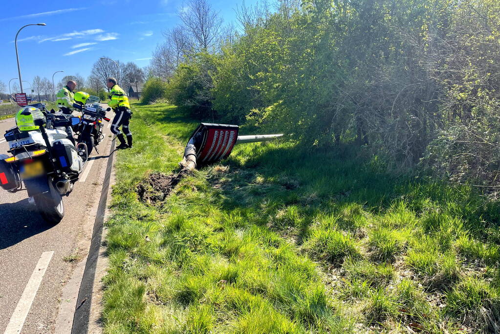 Politie doet onderzoek naar omgereden lantaarnpaal