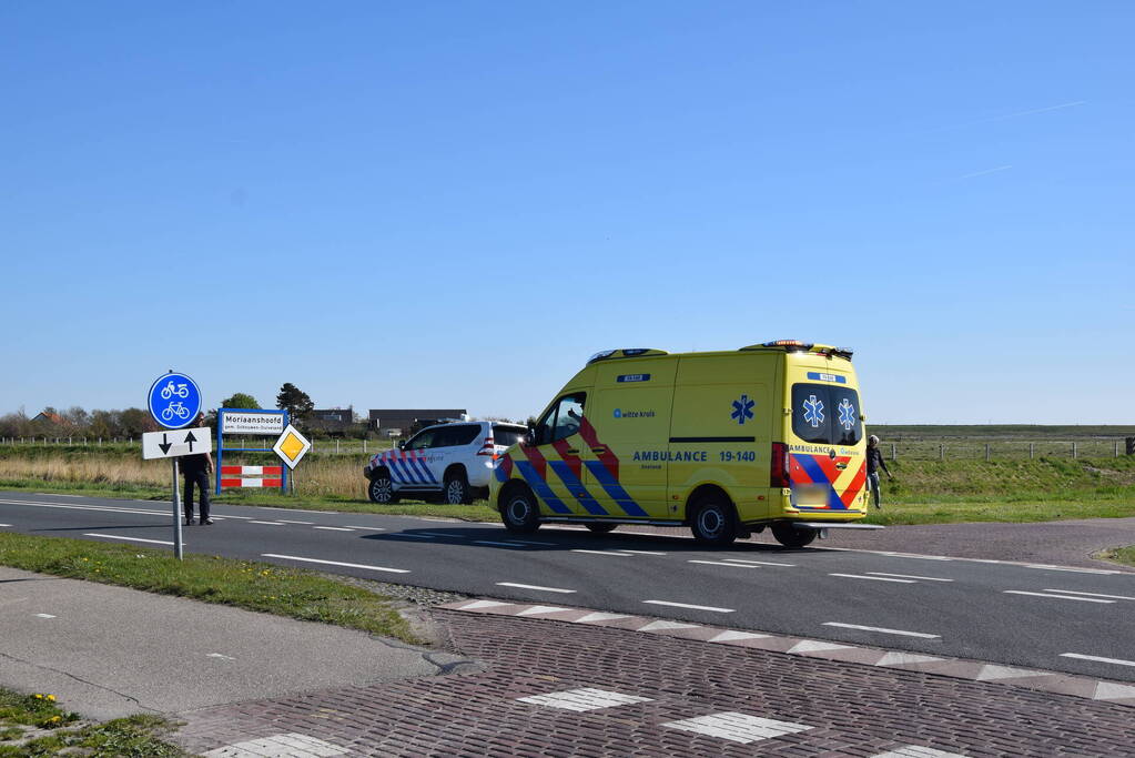 Fietser valt en krijgt stuur in buik