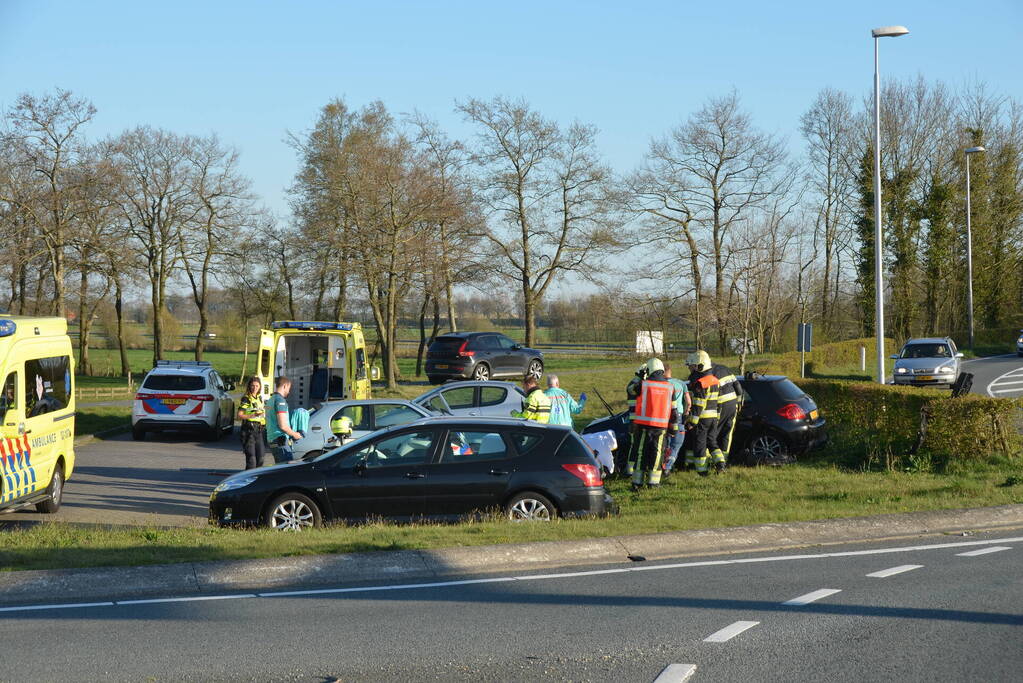Auto schiet over rotonde eindigt op carpool