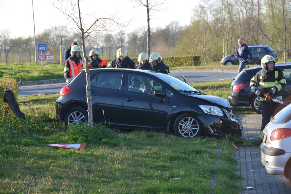 Auto schiet over rotonde eindigt op carpool