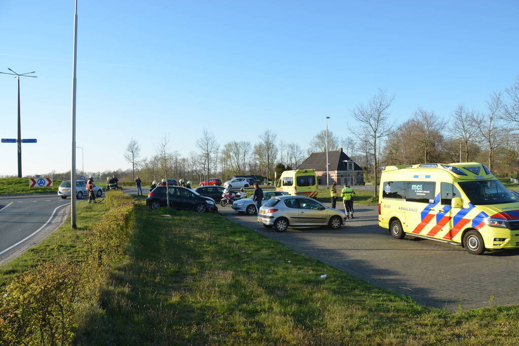 Auto schiet over rotonde eindigt op carpool