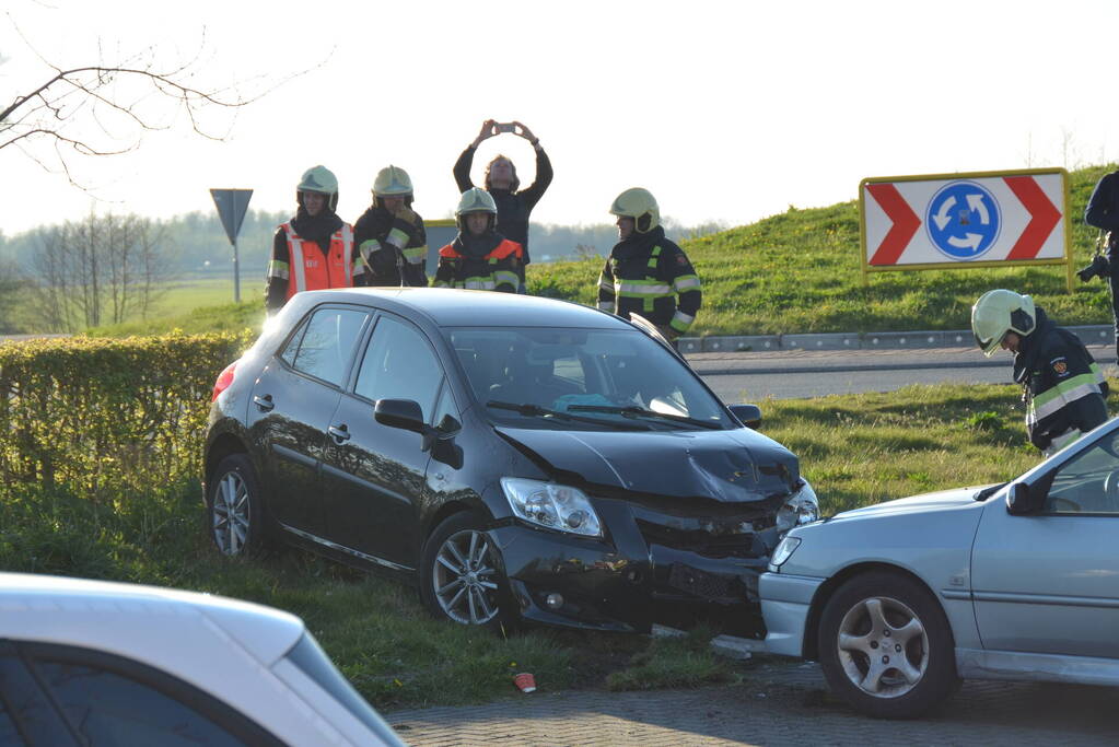 Auto schiet over rotonde eindigt op carpool