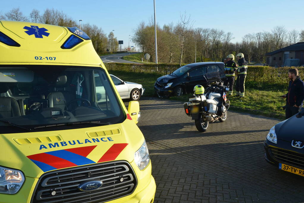 Auto schiet over rotonde eindigt op carpool
