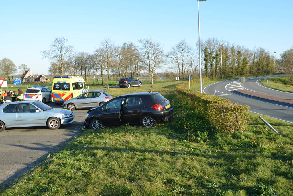 Auto schiet over rotonde eindigt op carpool