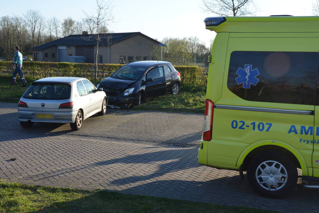 Auto schiet over rotonde eindigt op carpool
