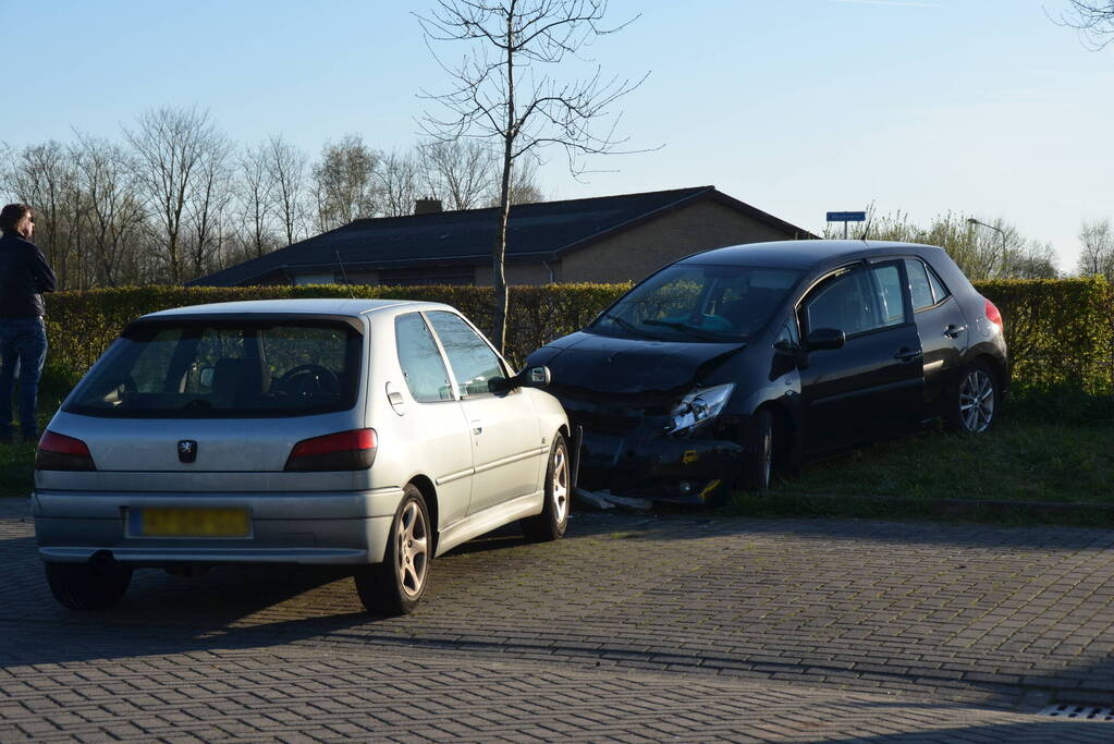 Auto schiet over rotonde eindigt op carpool