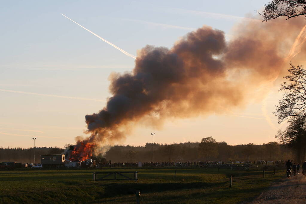Veel mensen bij paasvuur