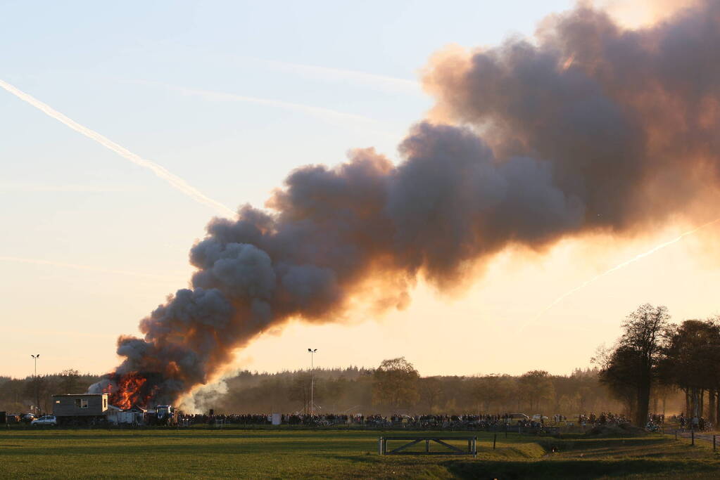 Veel mensen bij paasvuur
