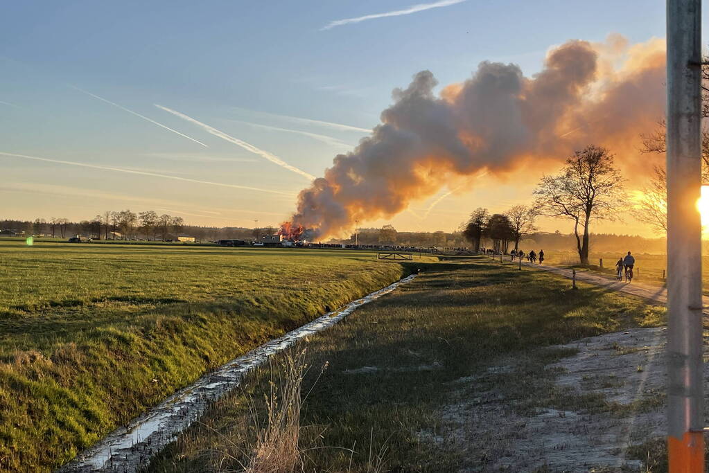 Veel mensen bij paasvuur
