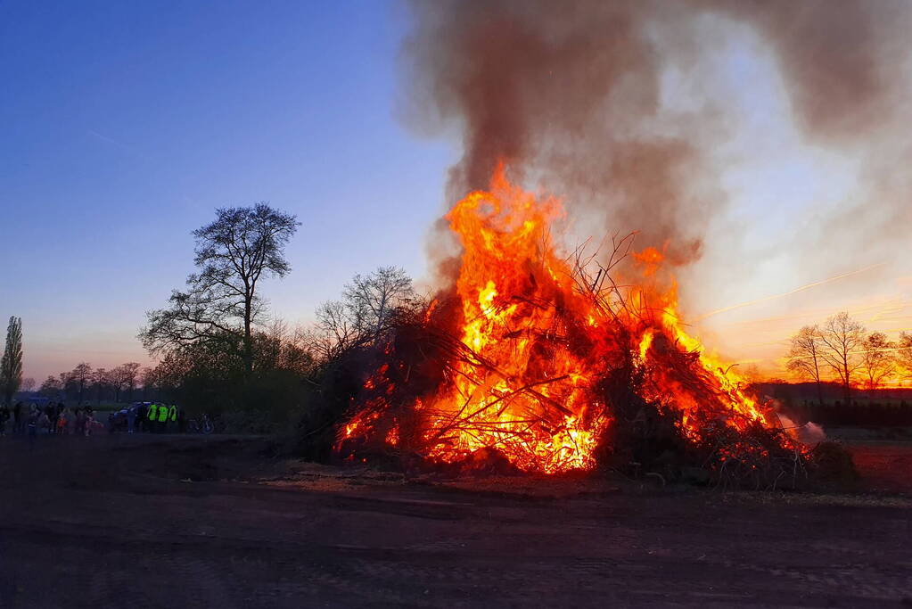 Paasvuur ontstoken langeveen