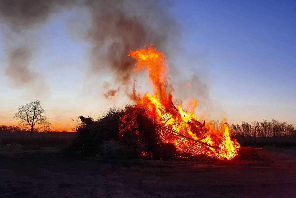 Paasvuur ontstoken langeveen