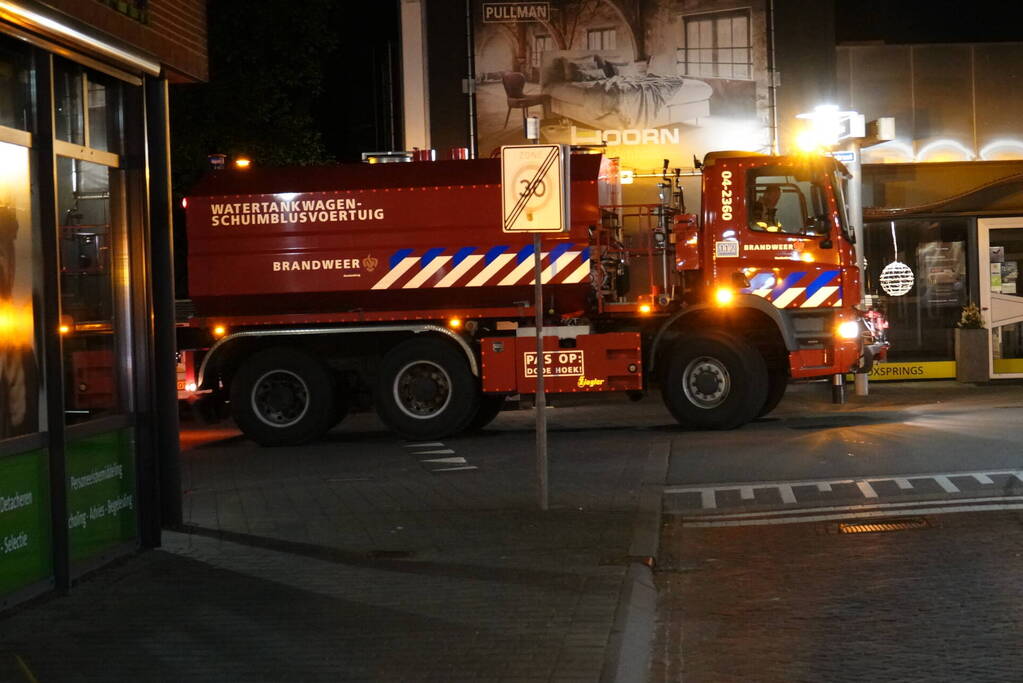 Brandweer controleert balkon na zelf-gebluste brand