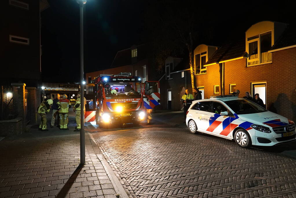 Brandweer controleert balkon na zelf-gebluste brand