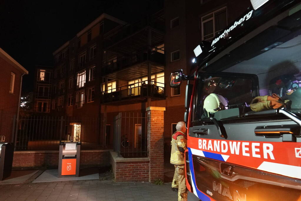 Brandweer controleert balkon na zelf-gebluste brand